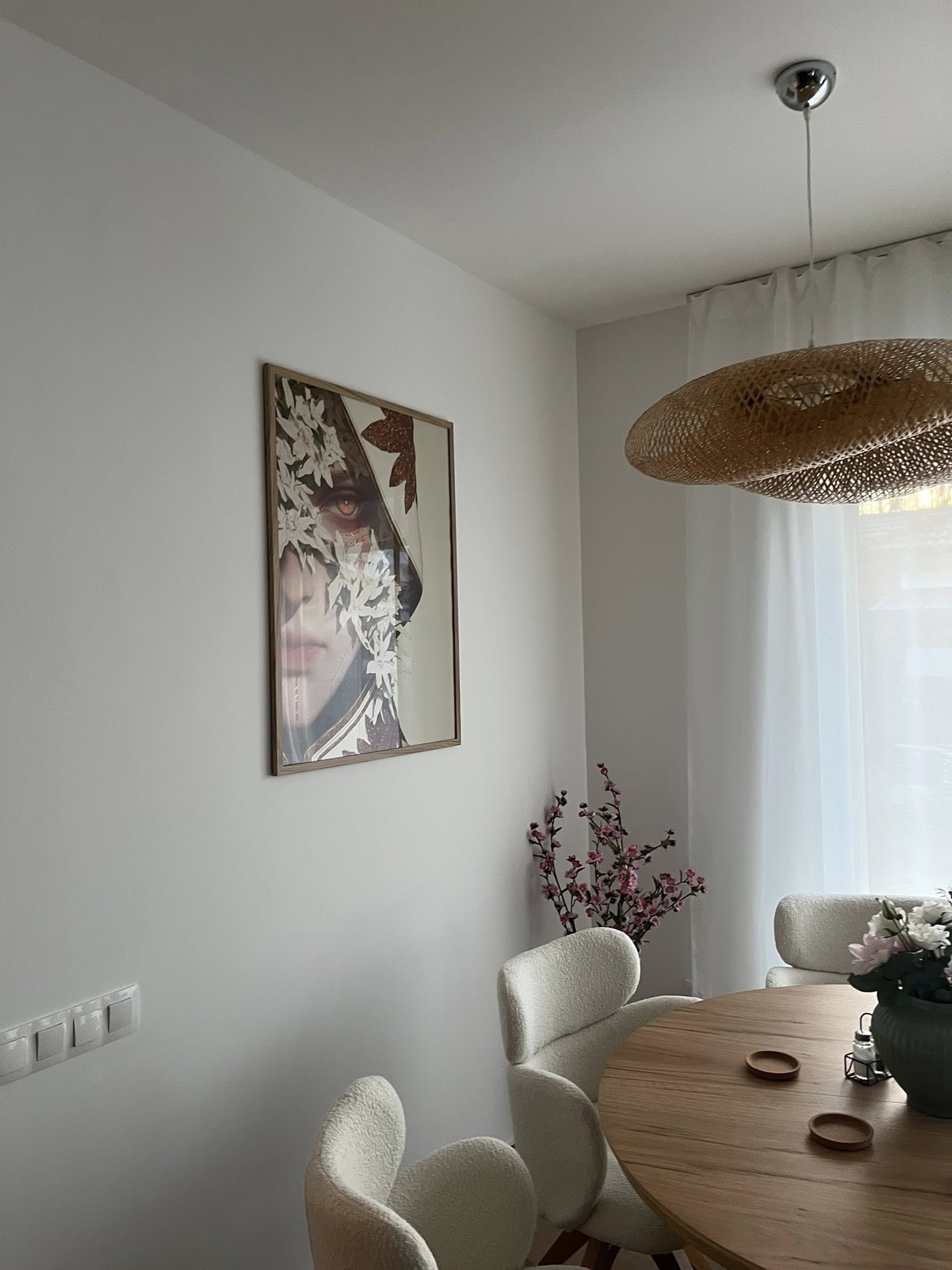 Képkeret fúrása és rögzítése étkezőben