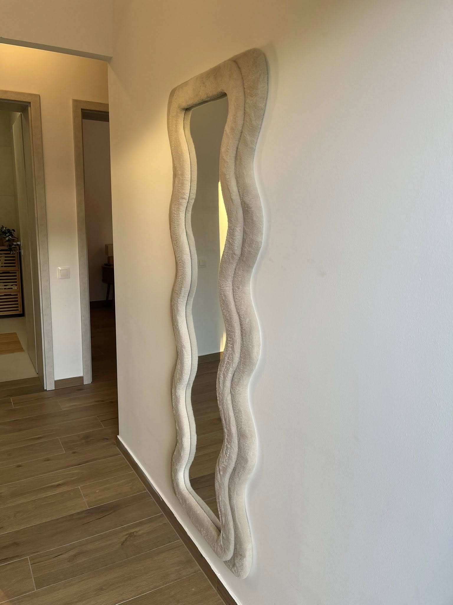 Dizájnos fali tükör stabil felszerelése