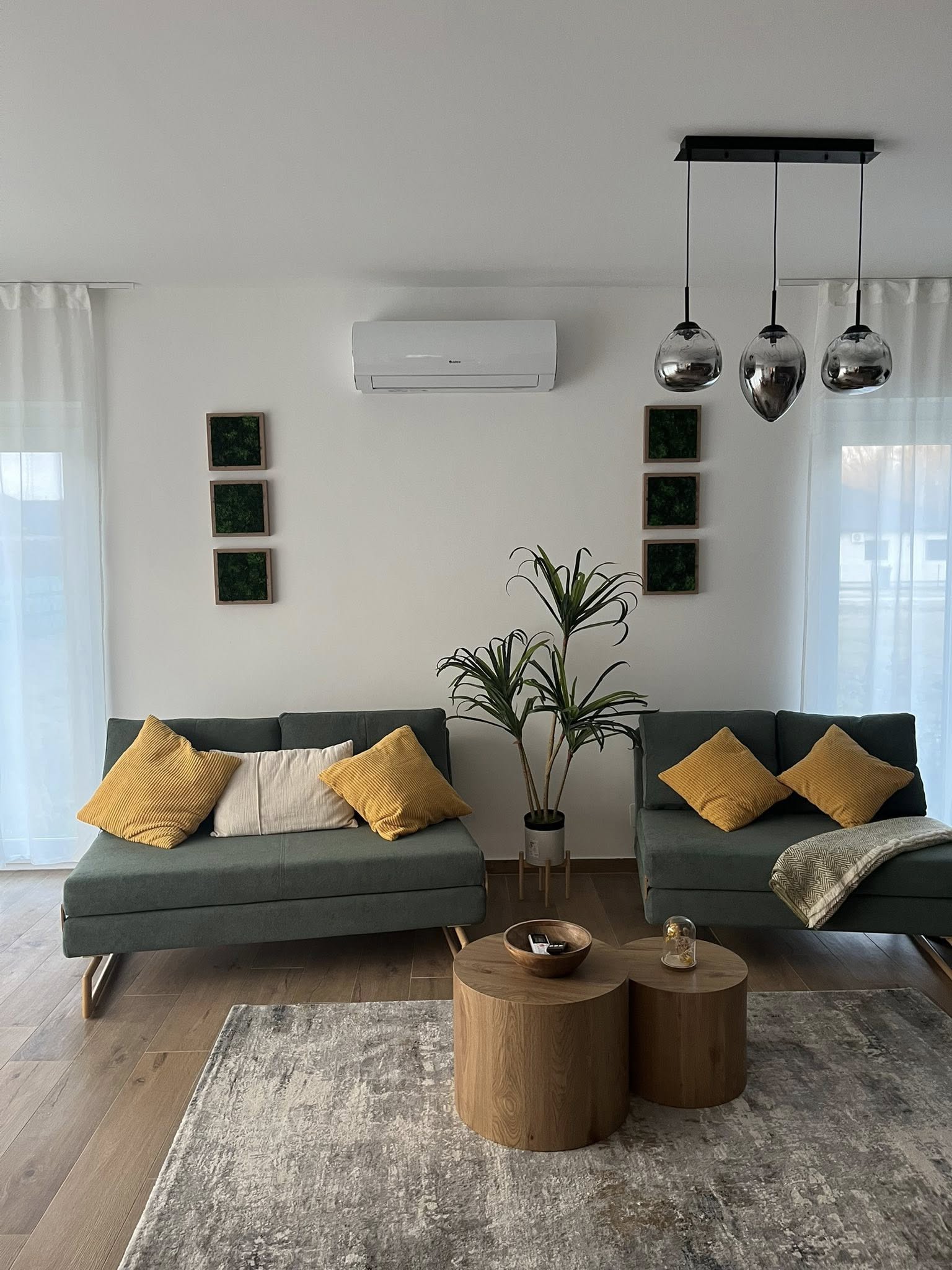 Nappali berendezése, kanapék és fali dekoráció